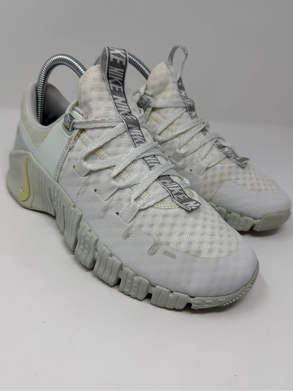 Women’s Nike Metcon Lightweight Sneakers in Pale Mint/White Sz.7
